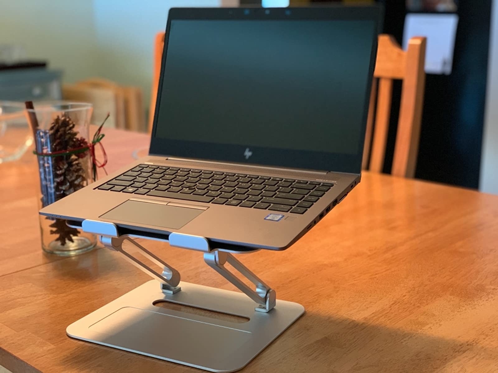 Giá đỡ laptop nào phù hợp cho người hay di chuyển?